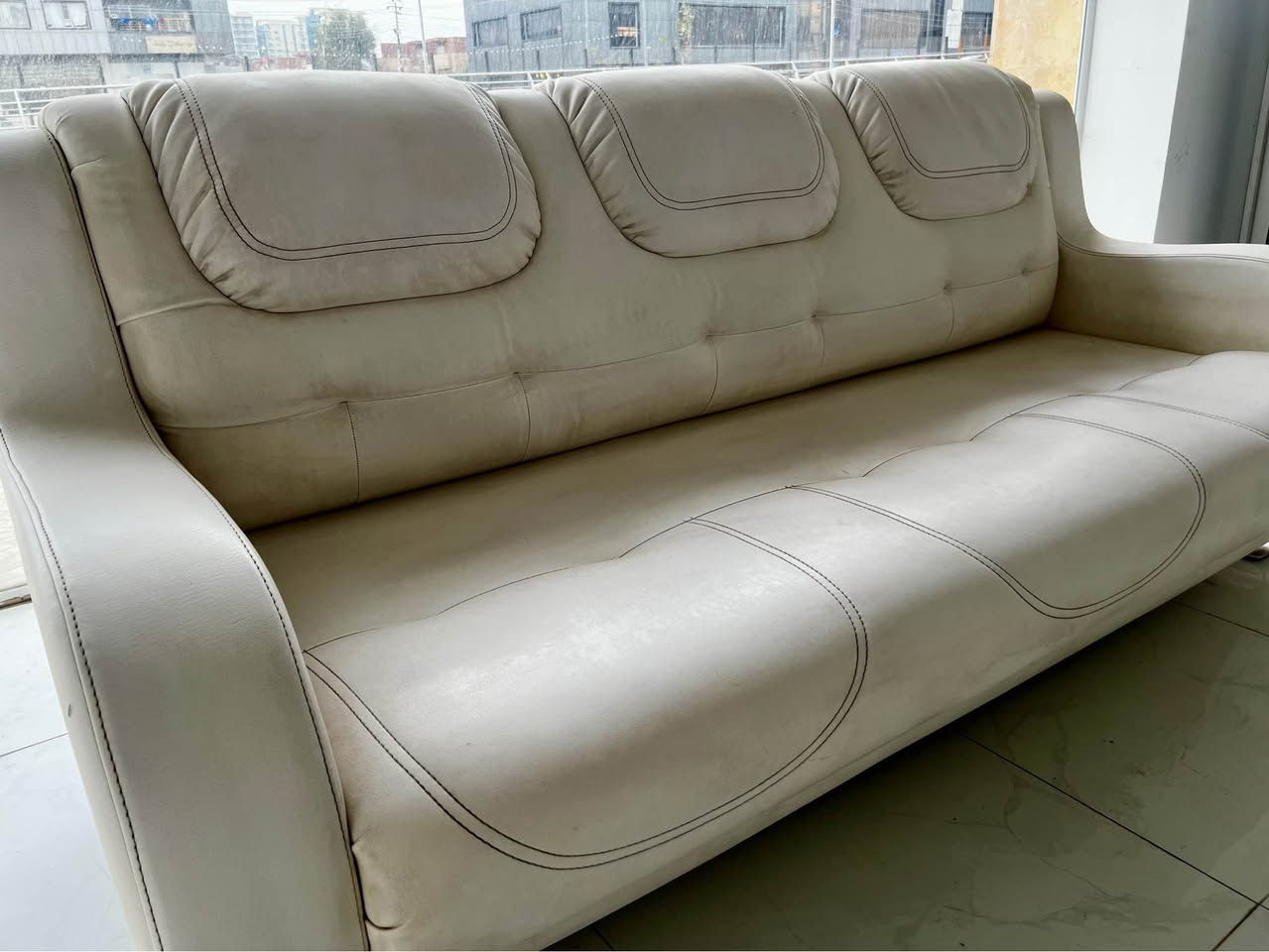 قەنەفەی جلدی سپی ڤانە ٣ تاكی ٥ نەفەری زۆر خاوێن و نوێیە، كەم بەكارهاتووە جلدەكەی ڕەنگی نوێیی لەدەست نەداوە چركی نەگرتووە وەك نوێ وایە، 
بە گەیاندنەوە ٧٩٥هەزار

Sofar 1+1+3 white leather very clean with least used! The sponges are like new, from VANA PRICE IS 795,000 with transportation to your home or office  009647512068262 أربيل, العراق


**إذا كنت صاحب هذا الإعلان وتريد حذفه لأي سبب، رجاءا أرسل رسالة إلى الدعم الفني**