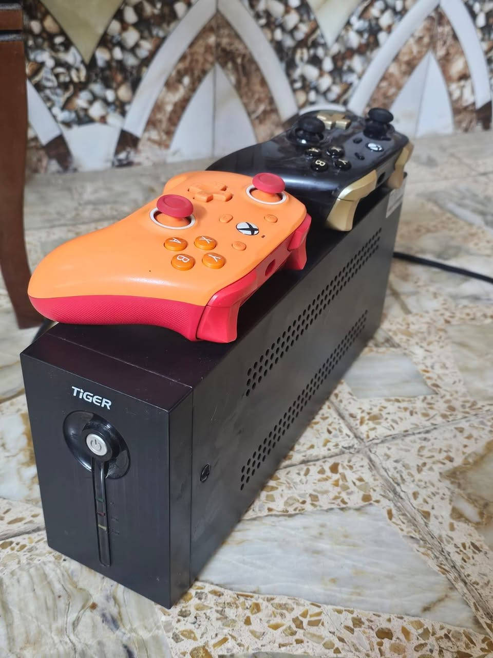 السلام عليكم اكس بوكس وان اس مستخدم شهرين ما مفتوح نضيف بنسبه 95 نسخه 512 GB وياه هارد 1 تيره و يدتين كيم سير و يوبي اس وقرص روكت ليك سعره 350 الف وبيه مجال ***********
