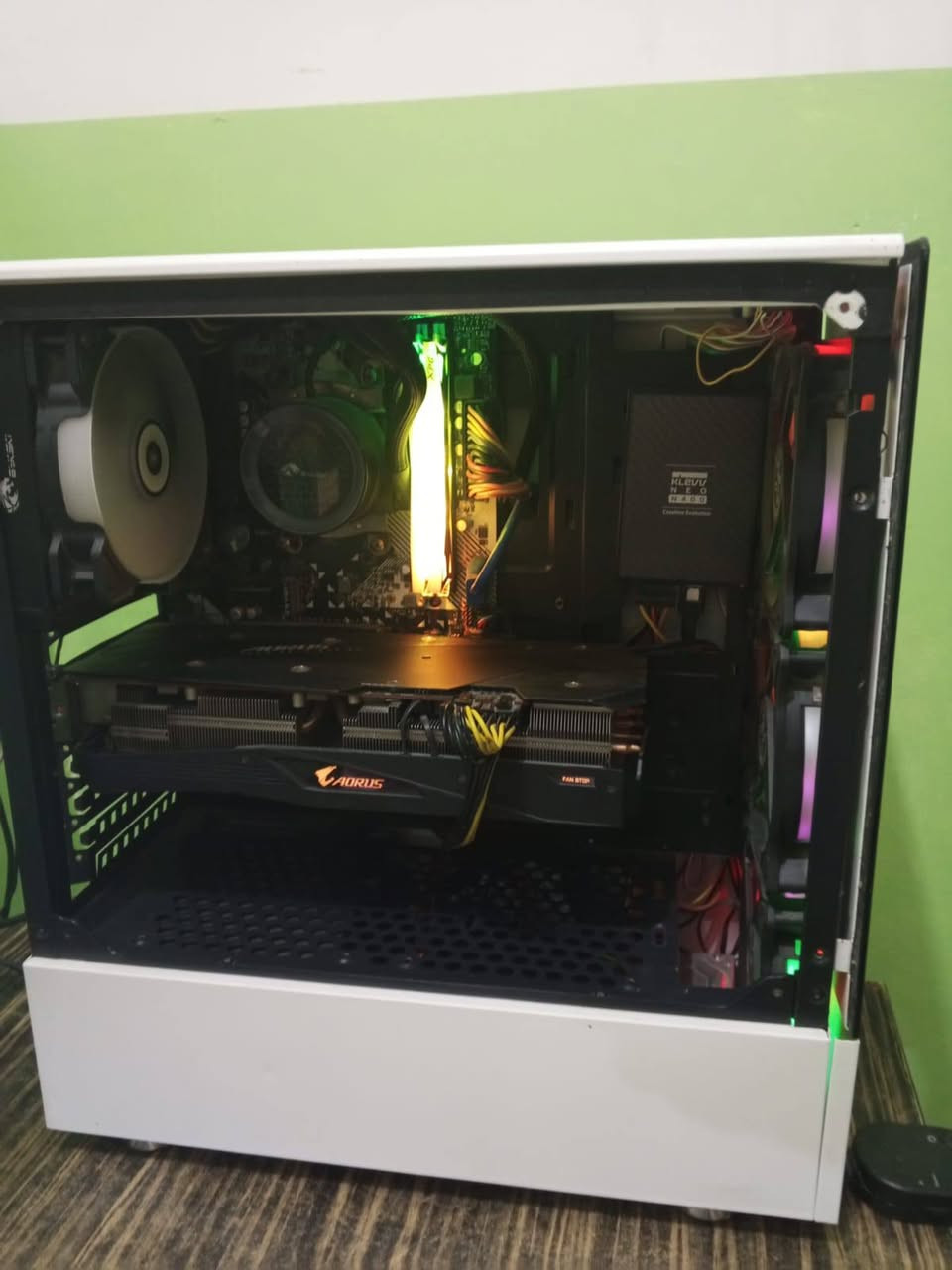 AMD Ryzen 5 3600 المالج 
الكارك AMD RX 5700 xt  8gb
البورد Asrock b450
الرام 16gb ddr4 xpg 
sdd 120gb 
hdd 500gb 
البورسبلاي  كولر ماستر 600w الكيس حالته وسط سعره 575


**إذا كنت صاحب هذا الإعلان وتريد حذفه لأي سبب، رجاءا أرسل رسالة إلى الدعم الفني**