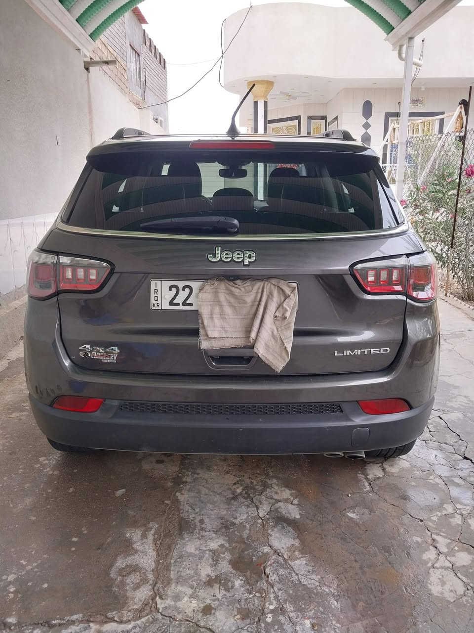 جيب كومباس موديل ١٨ رقم اربيل الجديد وارد امريكي 
اللون نفطي 
ماشيه ١٣٥ الف كيلو
تشغيل بصمه
شاشه كبيره
محرك ٤ سلندر ٢٤٠٠ تنفس طبيعي
كشن كهربائي
اشاير بالمري
تبريد امامي وخلفي
عينه الكترونيه
سايد بريك كهربائي 
حادثهه البنيد معدل ومصبوغ والدعاميه مبدله
صور الحادث موجوده مع الصور 
السعر  ١٢٠ ورقه وبي مجتل بسيط
رقم الموبايل  ***********
مكاني / البصره / قضاء المدينه

