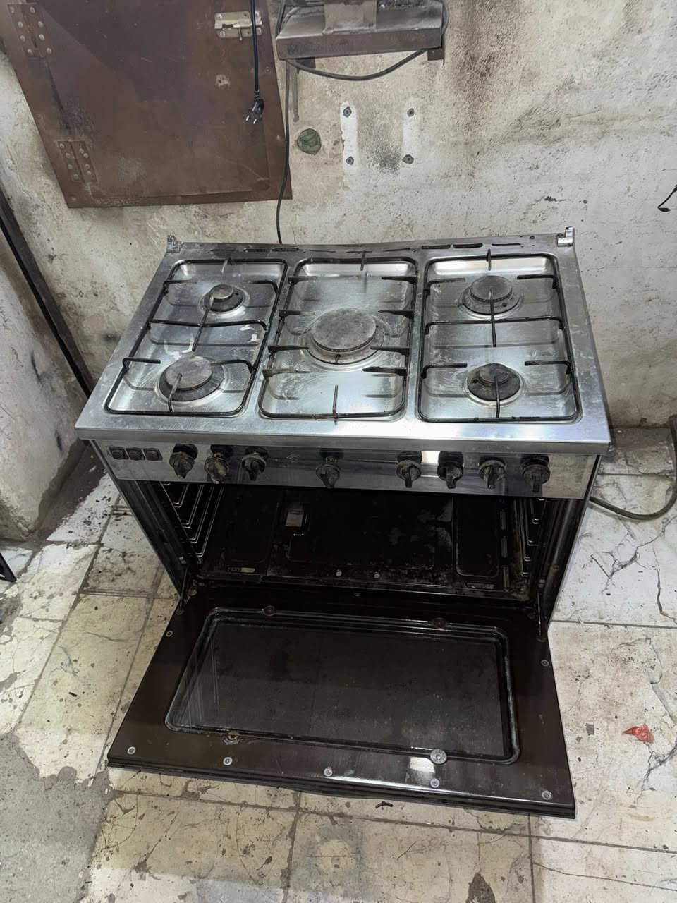 ‏سلام عليكم طباخ إيطالي فرن فوك وجوه خمسة عيون كله شغال على الفحص سعر 125 إلك بي ضمان سنة عن الصيانة العنوان الناصرية مركز سومر هذا رقم التواصل واتساب ***********￼
