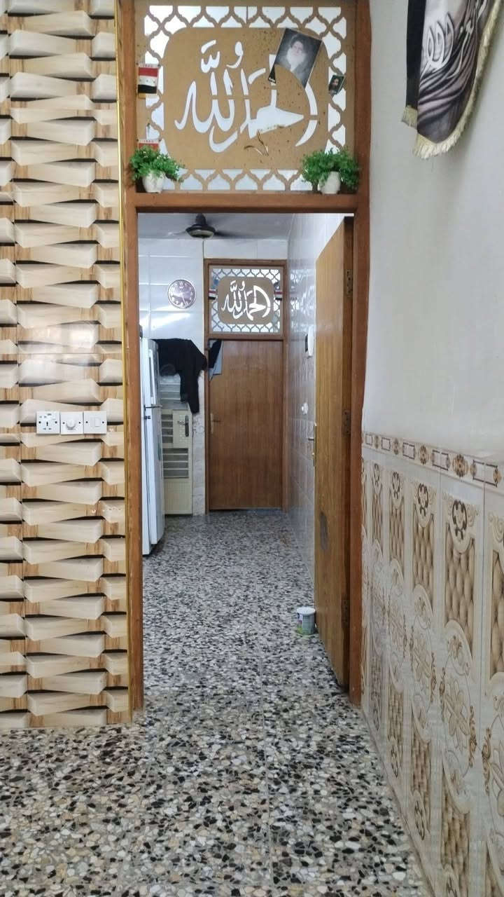 السلام عليكم بيت للبيع

المساحه 60 متر 

في منطقه خضراء الدسيم مقابل قطاع 73

بي غرفه جوه وثنين فوك يعني  3 غرف وملحقاته

السعر 43 مليون

رقم الهاتف ***********
