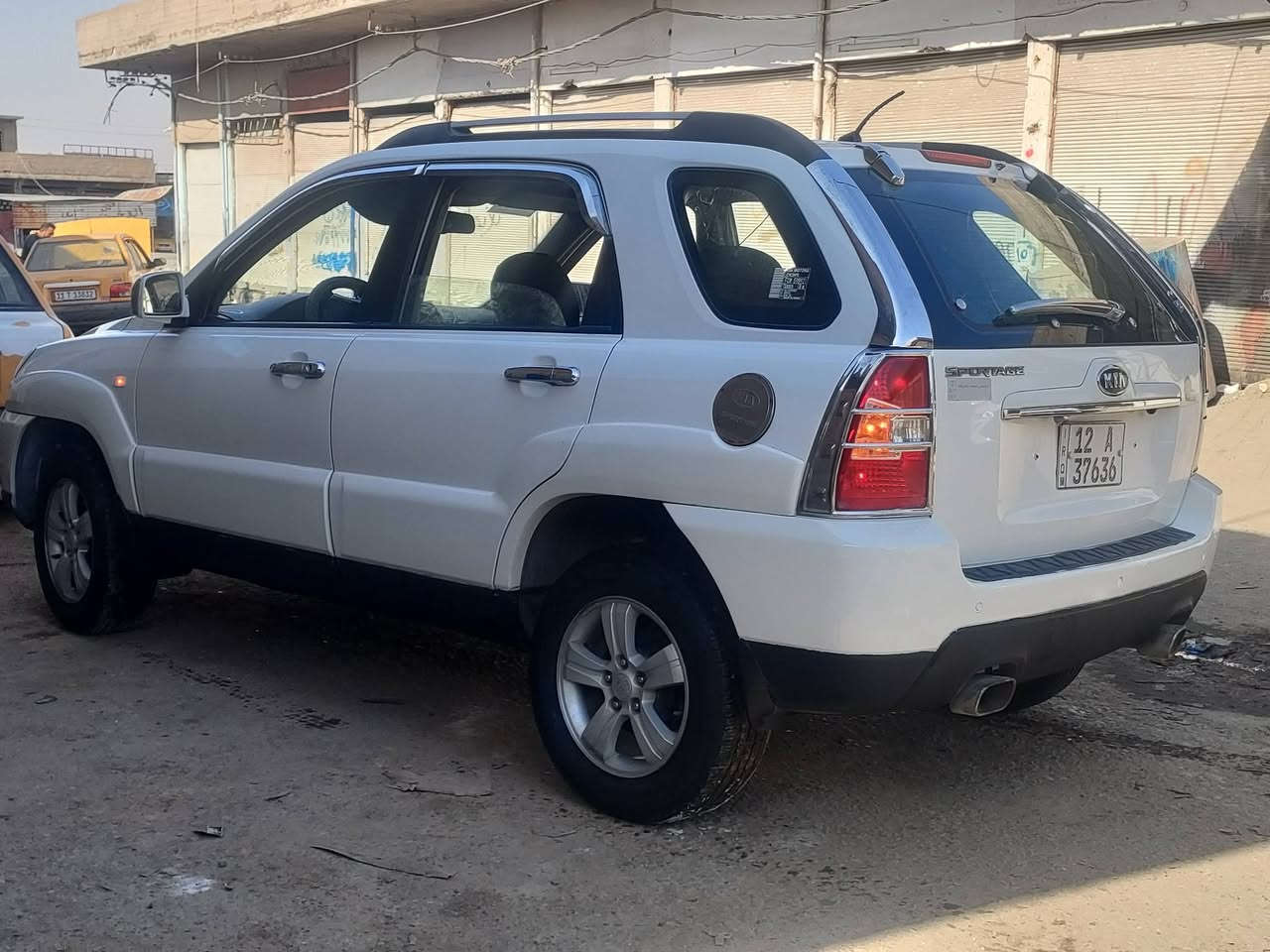 كيا سبورتج ٢٠٠٩ للبيع وارد كوري 
مكفولة من ضربة وبيها شبر صبغ  بالچاملغ الخلفي فقط 
كير ومحرك على وضع الشركة 
شاشة وكامرة خلفي 
السيارة جديدة مناقصة شي   
الإتصال 
السعر 125 وبيها مجال
***********
