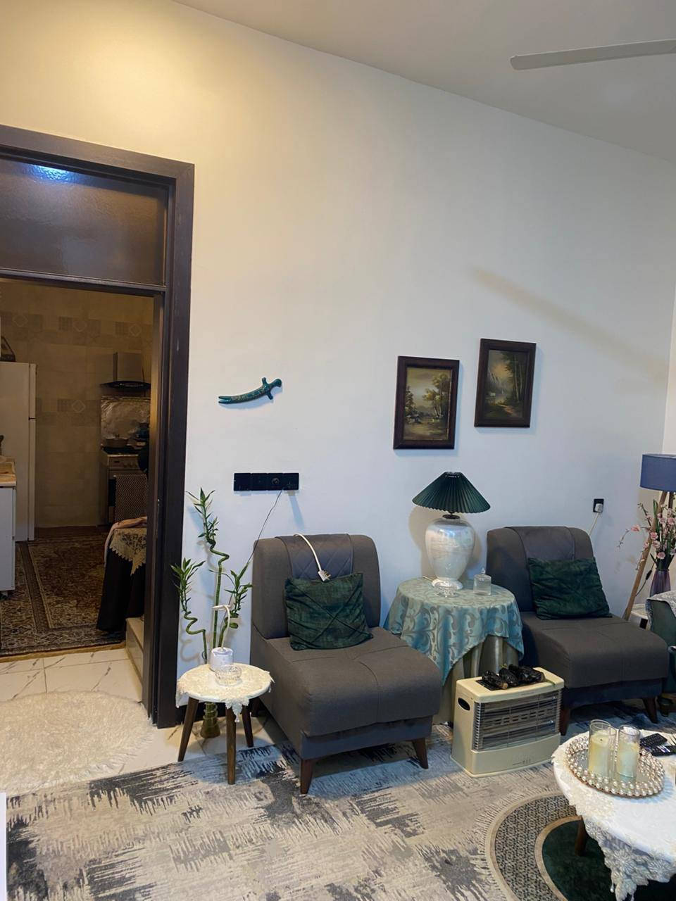 عندي بيت ٥٠ متر بالبعيثه شارع الفلل بناء حديث كامل حتى واجهه كامله طابقين
ط١ استقبال حولي +مطبخ 
حمام وترك 
ط٢ غرفتين نوم 
وسطح


**إذا كنت صاحب هذا الإعلان وتريد حذفه لأي سبب، رجاءا أرسل رسالة إلى الدعم الفني**