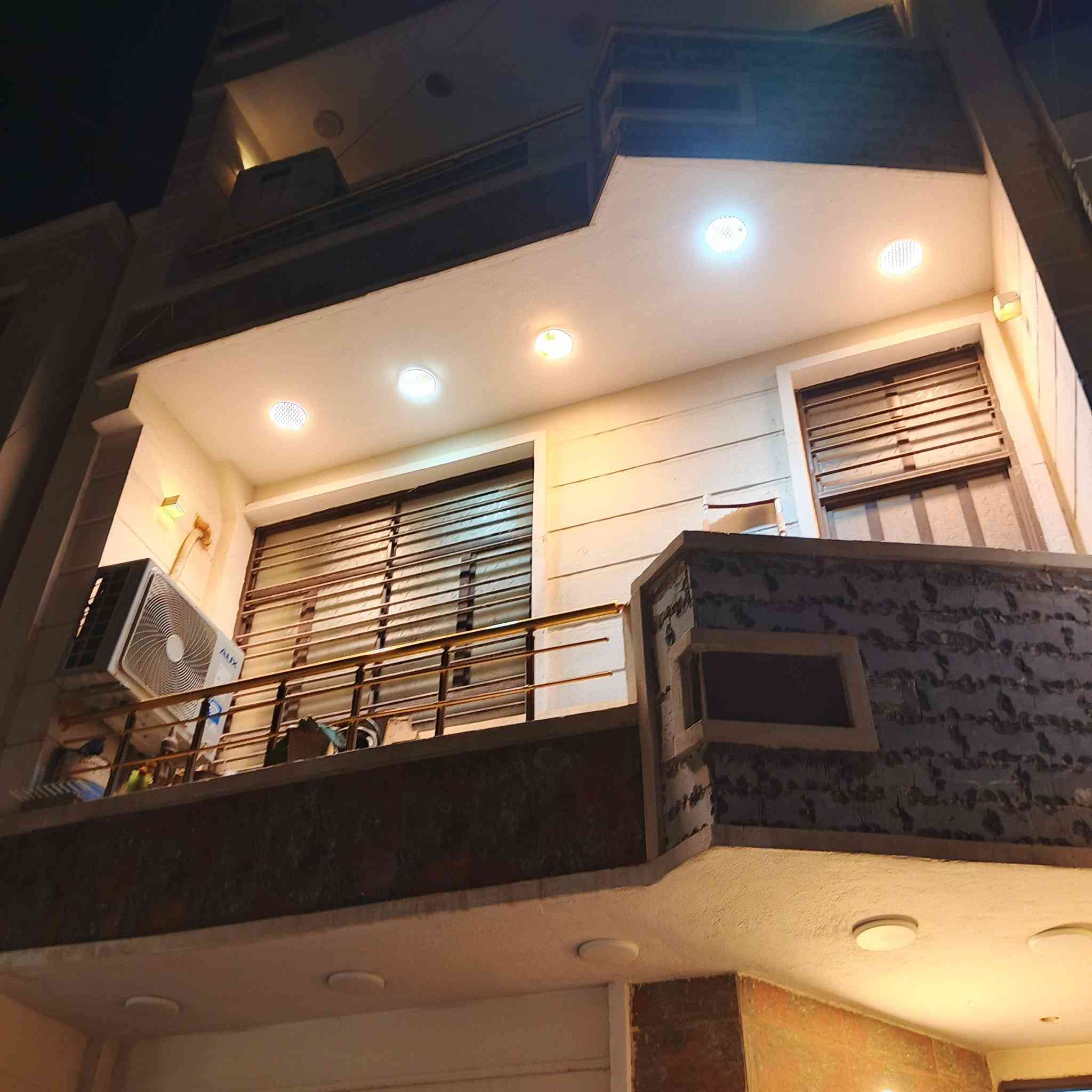 بيت للبيع سند 25طابو زراعي في سبع ابكار بشارع مشتل عايد اول فرع قريب علئ شارع العام جدا مساحة البيت 70متر واقع حال 75 واجهة 5 نزال 14 يتكون البيت
عدد الغرف 5 
عدد طوابق 3  
الغرف علئ الوجه مساحتهة 5 في 4
الغرف الصغيرة 3في 4
يوجد مدخلين للبيت
طابق الارضي يحتوي علئ ستقبال ومطبخ وغرفة نوم وحمام وترك
طابق الثاني غرفتان نوم وحمام
طابق ثالث غرفتان نوم وحمام
وبيتونة وسطحين بيت بناء حديث  بناء سنة 2021 للاستفسار اكثر اتصل علئ رقم  ***********
بيت للبيع سند 25طابو زراعي في سبع ابكار بشارع مشتل عايد اول فرع قريب علئ شارع العام جدا مساحة البيت 70متر واقع حال 75 واجهة 5 نزال 14 يتكون البيت
