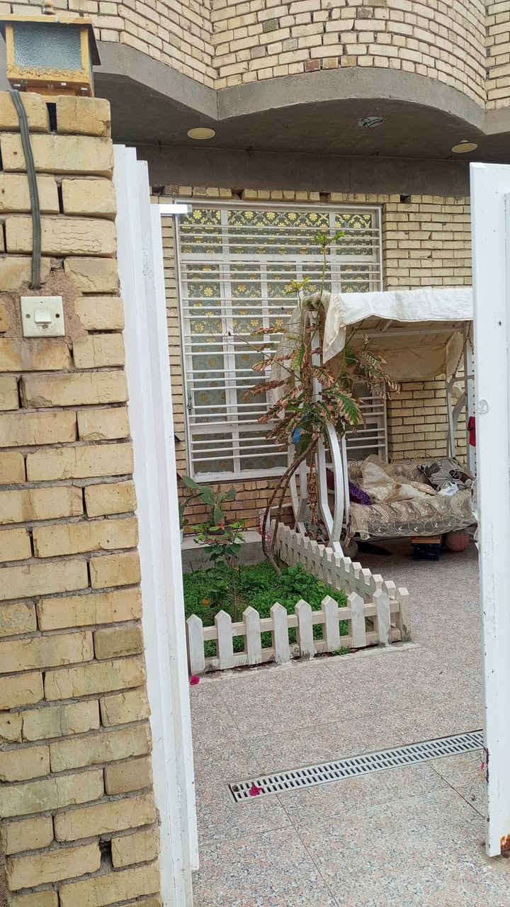 السلام عليكم للبيع بيت بالجمعيات على شارع عشرين ركن مربع المساحه ١٢٥م بناء حديث قرب اسواق حدوري طابق واحد للاستفسار الاتصال ***********
