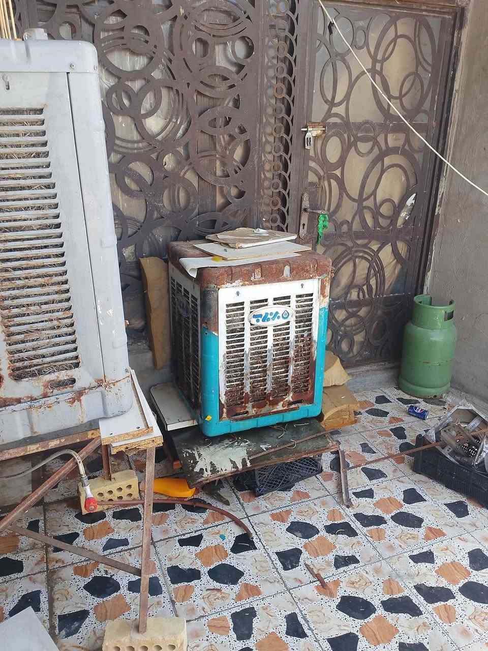 مبردات ثنين شغلات وحلوان تبريدهن وبنكات ثنين وطباخ اربع عيون شغال ونضيف 
ثلاجه جبيره كلش شغاله ونضيفه ماداخله تصليح 
كنتور بابين معه جربايات ثنين ام النفر معه ميز تواليت خشب نضيف 
مكاني حي الجهاد حمدانيه خلف جامع علي ولي الله 
***********
