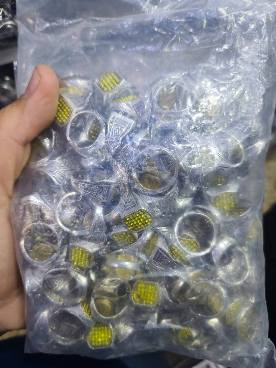 محابس انتمون سعر ١٠٠ محبس ٥٠ الف يوجد توصيل لجميع المحافظات رقم الحجز الواتساب ***********
