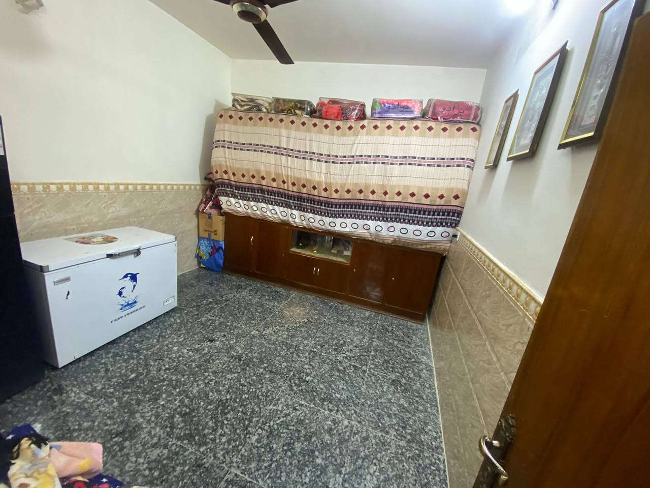 بيت 50 متر غرفتين نوم واستقبال ومطبخ وخدمات 
الموقع / هياكل حي الفرات قرب خدمي المطار ثاني فرع عن الخدمي البيت عله تشجير 
البيت بناء حديث 2020 وبناء درجه اولى
***********
