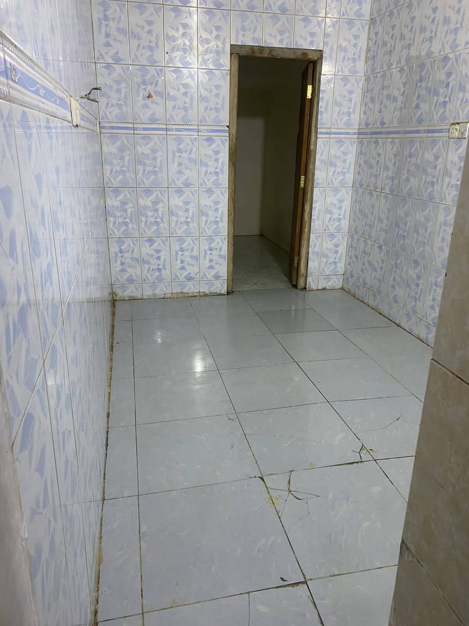 بيت طابق ثاني معزول للايجار عنوان جميله خلف جامع مجيسر 2 سطح بيه *********** ملاحضه ( مدة الايجار 5 اشهر )
