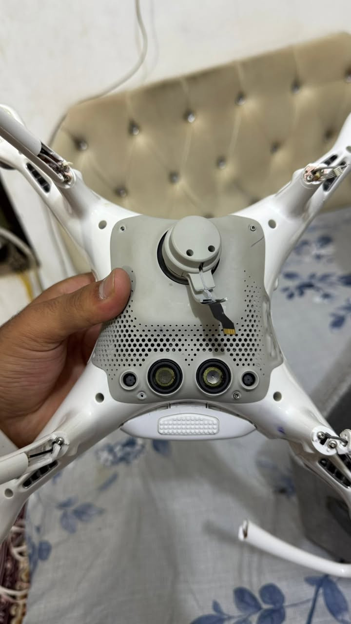 السلام عليكم 

درون dji PHANTOM 4Pro تعرضت لحادث ومثل مموضح بالصورة الكمبل مالتها والذرعان اما هية شغالة وكامل ملحقاتها الباقية ومقطع لطيرانها هم موجود، مكاني ديالى وين ماتريد اكدر ادزلكياهة سعر خاص او على *********** 
وبالتوفيق للجميع ❤️
