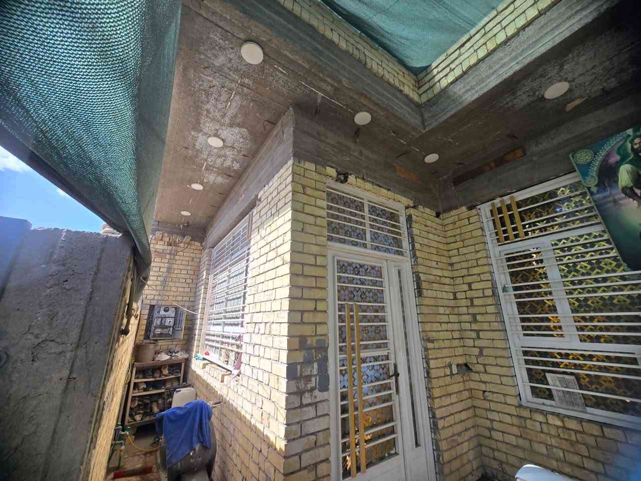 دار للبيع في البلديات شارع الشريط تحتوي على طابقين الطابق الاول استقبال غرفتين نوم صاله كبيره مطبخ حار وبارد وصحيات داخليه و خارجيه الطابق الثاني يحتوي على اربع غرف نوم وصاله وصحيات الطابق الثالث بيتونه كبيره وسطح اشتايگر  مساحة البيت 182النزال 13ونص الواجهه 13ونص الاستفسار يوجد واتساب على الرقم ***********.  ***********
