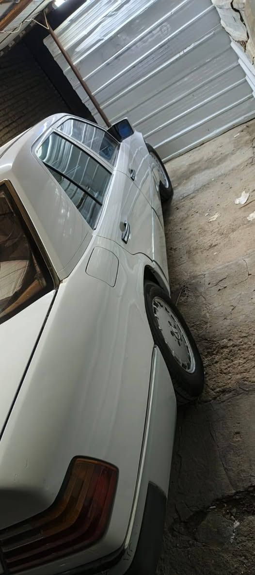 سياره مرسيدس للبيع محرك بلاد أربع اسلندر السياره فقط معمره موديل86 السعر 50وبيها  مجال مكاني ديوانيه الي يريد يدخل خاص او الاتصال على هاذا الرقم ***********
