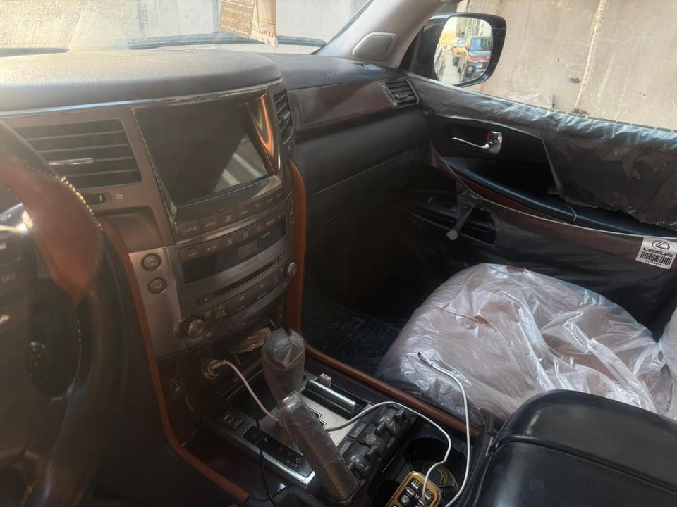 لكزز موديل (2011) 5700 Lexus برايم  
مكفولة   رقم أربيل الدولي 
المواصفات فول 1/1  جكااااات 
*بصمة + بصمة ابواب 
*سلايد روف 
*جكااااات
*صندوق كهرباء 
*كامرات عدد 5 
*كشنات امامية كهرباء 
*داخل قرميدي 
*كشنات الخلفية كهرباء 
*كراسي خزن ميموري 
*شاشات عدد 3 
*استيرن كهرباء  + تحكات جهتين
*فور يل  4*4
*كشنات تدفئة تبريد
*رادارات امامية وخلفية وجوانب
*حساسات امامية وخلفية 
*ثلاجة + ثلاث انظمة القيادة
*نقطه عمياء +مري شفط
*تشغيل عن بعد +طفاية
*زينون +تدفئة استيرن 

السعر   350  وبيها مجال 
الاتصال على رقم  *********** 
مكان السيارة بغداد
