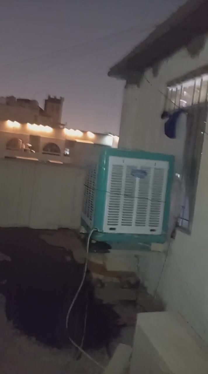 غراض للبيع كامله كاونتر وطباخ وغساله  وسبلت طن بارد ثلج ثلج ومبرده  وتزفزيون حجم ٤٢ وتخم وطبلات وجزامه وميز مال تفزيون  وثلاجه  وقنينه وفرن  وغرفه نوم  كل هذن اريدهن ب مليون ونص اني بس لغرفه ماخذته ب٧٠٠  ومع دوشك جربايه اصلي  بس مستعجله بعتهم ب مليون ونص اثاث بيت كامل عنواني  بغداد شارع نضال بي بس وتس هاذ ل رقم ***********
