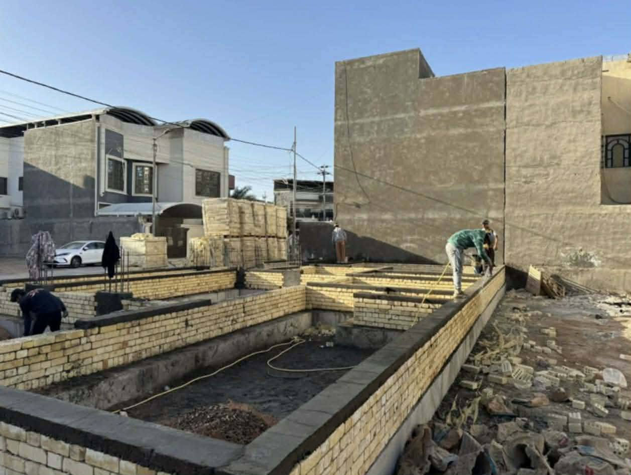 شركة الجوهرة للمقاولات والبناء العامه تقدم لكم أفضل العروض وبأسعار مناسبه كالاتي
بناء هيكل درجة اولى سعر ٢٠٠ ألف لمتر لواحد بناء طابوق (طيب) تفاصيل العمل
أولا تسيقيط الخريطه

نقوم بعمل الأساس تسليح الجسور بالحديد  درجه اولى ١٦ ملم وثم نقوم بعمل القالب الخشب وصب الأساس بالاسمنت المقاوم للاملاح

يكون الصب مركزي

ارتفاع الأساس ٤٠ سم والعرض 60سم كذلك - نقوم ببناء البتلو بطابوك العماره طيب مع الوزن والقياسات وصب الكوبلن ولبخ وصبغ بماده البرايمر مانع رطوبة والاملاح وبعدها دفن

دفن لبتلو بلسبيس  بناء فوق البتلو مع تثبيت اطارات الخشب وفريم الحديد خ نقوم بعمل الرباط القالب وتسليح الإيراني ۱۲ ملم وصب بالاسمنت العادي

د البناء فوق رباط حتى يكون ارتفاع البيت من الداخل ٣,٥٠م

نقوم بعمل القالب سقف مع تأسيس شبكه الكهربائية وتسليح بالحديد  درجه اولی ۱۲ ملم + جسور مخفيه عندا الحاجه + درج دائري أو عادي حسب الطلب  

 وعدنا ألك سوالف مجانية 😍 ( مميزين بكلشي )😉

  👇👇 مجانا 👇👇
- تصميم الخارطة ( مجانا )
- تسقيط الخارطة ( مجانا )
تصميم الواجه    ( مجانا)
رش ماده الكلورادين مبيد الارضه والحشرات  (مجانا)

* ما عليك بس تراسلنا 💬 وتعرف برنامجنا واسعارنا 💯👌
* العنوان / البصرة - ابي الخصيب 
* ( ***********)  
 🟩 وتساب

 *****  *****
