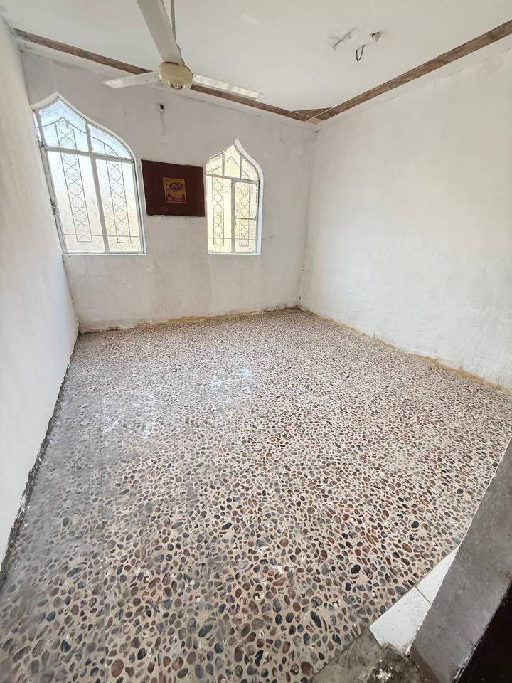 � للبيع بيت مميز في الكوت – الجمعية
📍 الموقع: الكوت – منطقة الجمعية – قرب حديقة السيسبان – على الشارع العريض
🏠 المساحة: 100 متر 

✅ تفاصيل البيت:

 • الطابق الأول: طرمة كبيرة – استقبال واسعة – هول كبير – غرفة نوم – مطبخ حار خارجي – خدمات خارجية
 • الطابق الثاني: غرفتين نوم كبار – حولي 
الطابق الثالث بيتونه وسطحين 

✅ مميزات الموقع:

 • شارع عريض جداً ورصيف واسع
 • مقابل البيت مدرسة وحوله 4 مدارس أخرى
 • قرب حديقة السيسبان
 • قريب جداً من محطة غاز ومحطة ماء
 • قريب من الأسواق والخدمات الرئيسية

🔑 البيت ملك صرف وجاهز للبيع فوراً

📞 للاستفسار والتواصل: ***********

البيت مجدد بالكامل – ترميم جديد – كلشي بي جديد وشغل متعوب علي
