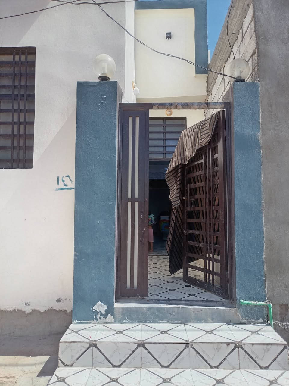 البيت للبيع 60 متربي بناء غرفه صاله مفتوحه عل مطبخ واستقبال مخزن فوك بلصطح حمام ومنور نيسان  شارع الزوار منطقه جديده بناء حديث اكو مي كهرباء اناره ليليه مدارس سوك وراي موقف الكيات قريب علينه كلش لسعر 32بي مجال ***********
