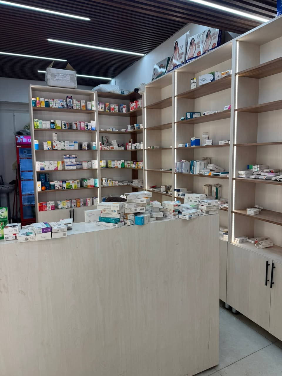 اثاث صيدلية للبيع 
للتواصل 
*********** اتصال 
***********  واتساب
