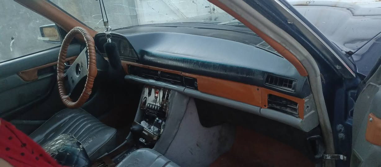 سلام عليكم مارسيدس رئاسي باب قصير مميز محرك 3000بطه ديلكو بل حاوه مديل 88 تخم تاير تبريد 
سياره مكفوله خير من الله مال جاناي 

كهربائيات كله شغلاه العنون ديالي اتصل ***********
