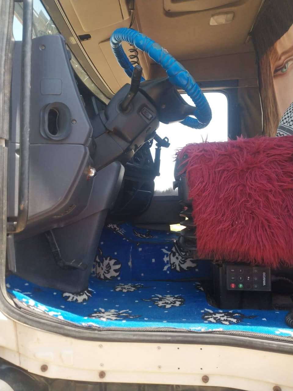 سلام عليكم سياره البيع سكانيا موديل 2007رساس وعربانه سياره مكفوله كفاله عامه سياره حلوه مالت جناي مكان سياره العماره وهاذ رقمي ***********
