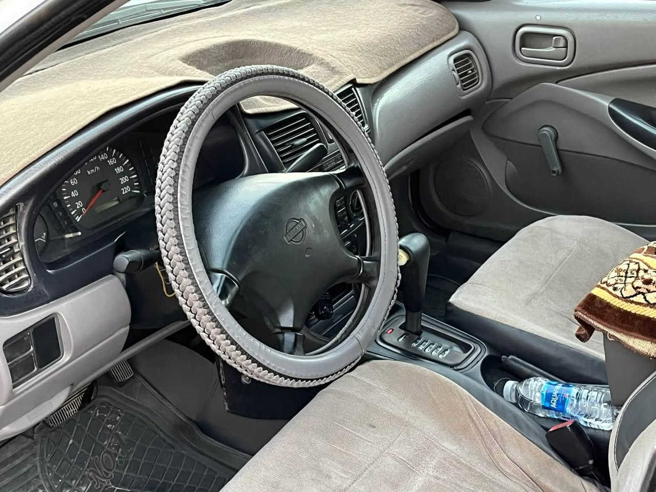 🚗 نيسان سني 2001 (Nissan Sunny VIP) للبيع
الموديل: 2001
 نوع ناقل الحركة (الگير): أوتوماتيك
 المحرك: بحالة ممتازة (گير ومكينة مكفولين)، محرك NISSAN TWIN CAM 16-VALVE.
 التبريد والتدفئة: شغال وبحالة ممتازة (تدفئة + تبريد).
 حالة البودي (الصبغ): مصبوغة حزام فقط لجمالية المظهر (بسبب أثر جراد الشمس)، الدواخل سليمة.
 الإطارات: تخم تاير جديد بالكامل. اني مكلف بالنشر 
للاستفسار
***********
