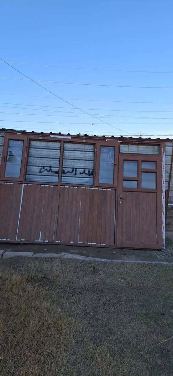 السلام عليكم ،جامخانه بلاستيك مواد اصليه لون جوزي ،،،العرض٣متر ونص الارتفاع ٢متر و٤٠ سانتيمتر السعر ٢٥٠ الف 🖐️اتصل ***********
