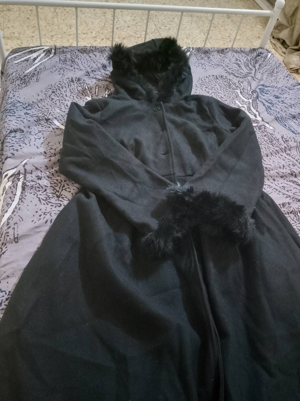 عندي ثلاث قطع فساتين أنيقة مثالية للمناسبات والحفلات. الفستان الأبيض الأول مزيّن بتطريز براق على الصدر يعطيه لمسة فاخرة ومميزة. الفستان الأسود يتميز ببساطة التصميم مع فيونكة براقة على الخصر تجعله أنيق ومناسب للسهرات. القطعة الأخيرة عبارة عن ثوب أبيض طويل مزين بزهور ذهبية عند الرقبة والخصر، مثالية للمناسبات الخاصة. جميع القطع في حالة جيدة جداً ومستعدة للاستخدام الفوري.