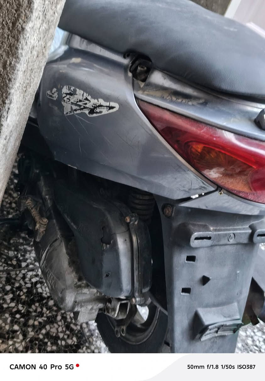 السلام عليكم حبيبي
دراجة بريز 140 شغاله وتمشي اني ابيع كوم حديد 
مكاني بغداد البلديات سعر 350 وبيهه مجال ***********
