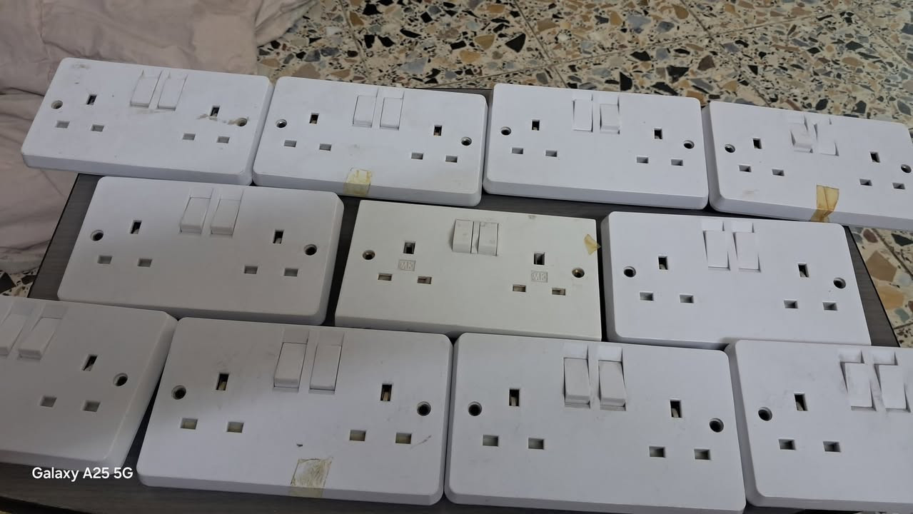 لوووك غير مستعمل بلك سويج ثنائي  انكليزي اصلي قديم اي استفسار مراسلة الصفحة يوجد توصيل ***********سيد عباس
