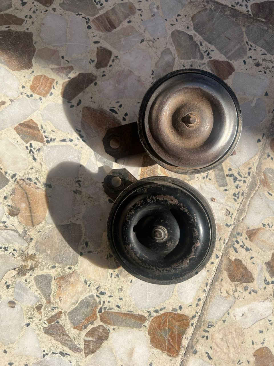 متوفر هورن سيدان اسود ٢ زوج
حمرة ١زوج
البصرة
***********
السوده ١٢٥ قفل
الحمره مقسم مره وحده ١٤٠
شرط الشقل
