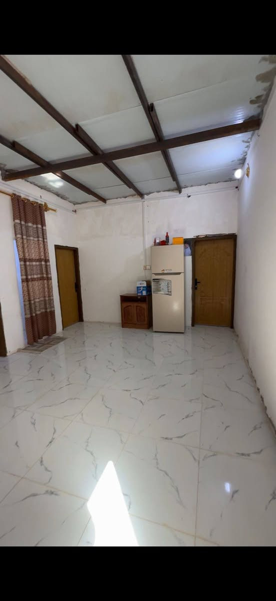 اسعد الله اوقاتكم 

توفر دار سكن مساحة 200متر 

يتكون من غرفين وصاله ومطبخ ومجمع صحي داخلي وصحيات خارجيه وكراج كبير  يسع سيارتين 

السعر 36مليون وبي مجال 🤩

نوع العقار وقف سني اصولي 

العنوان البصرة ابي الخصيب منطقه ابو كوصره 

للاستفسار ***********📞
