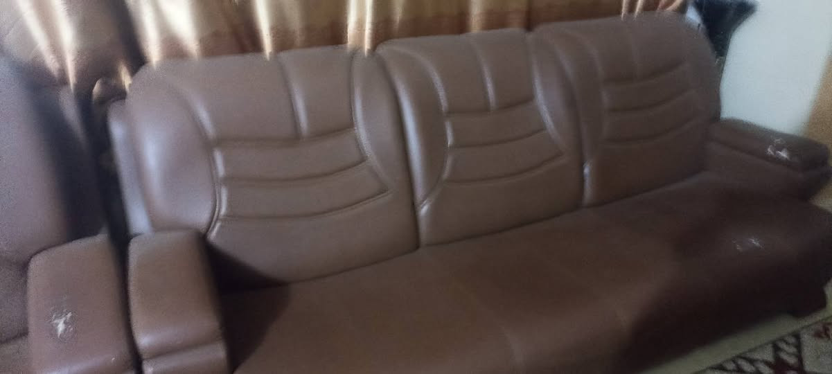 السلام عليكم يوجد تخم جلد 7مقاعد سعرها 400وبيه مجال للاتصال ***********
