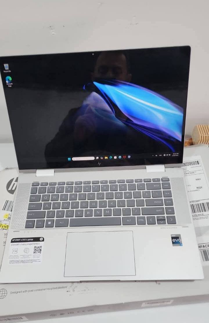 اللابتوب الانيق والفخم
HP Envy x360 2 in 1 
شاشة حجم 15 لمس قلابة 
 المعالج: Intel Core i7 – الجيل 13 (i7-1355U)
 الرام: 16GB DDR5
سرعة عالية (5200MT/s) 
التخزين: 512GB SSD
 كرت الشاشة: Intel Iris Xe Graphics 128MB  يوصل أعلى حسب الاستخدام (Shared)
توجد طخه خفيفه بالزوايا بدون تأثير على أداء الجهاز  موضحة بالصور 
السعر 850 الف 
بغداد الحارثية 
***********
