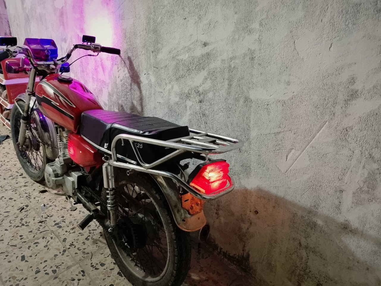 السلام عليكم دراجة للبيع
موديل 17 تعمير 21
أوراق اصولي 
مكاني قضاء الحي 
600 وبيها مجال
التواصل خاص


**إذا كنت صاحب هذا الإعلان وتريد حذفه لأي سبب، رجاءا أرسل رسالة إلى الدعم الفني**