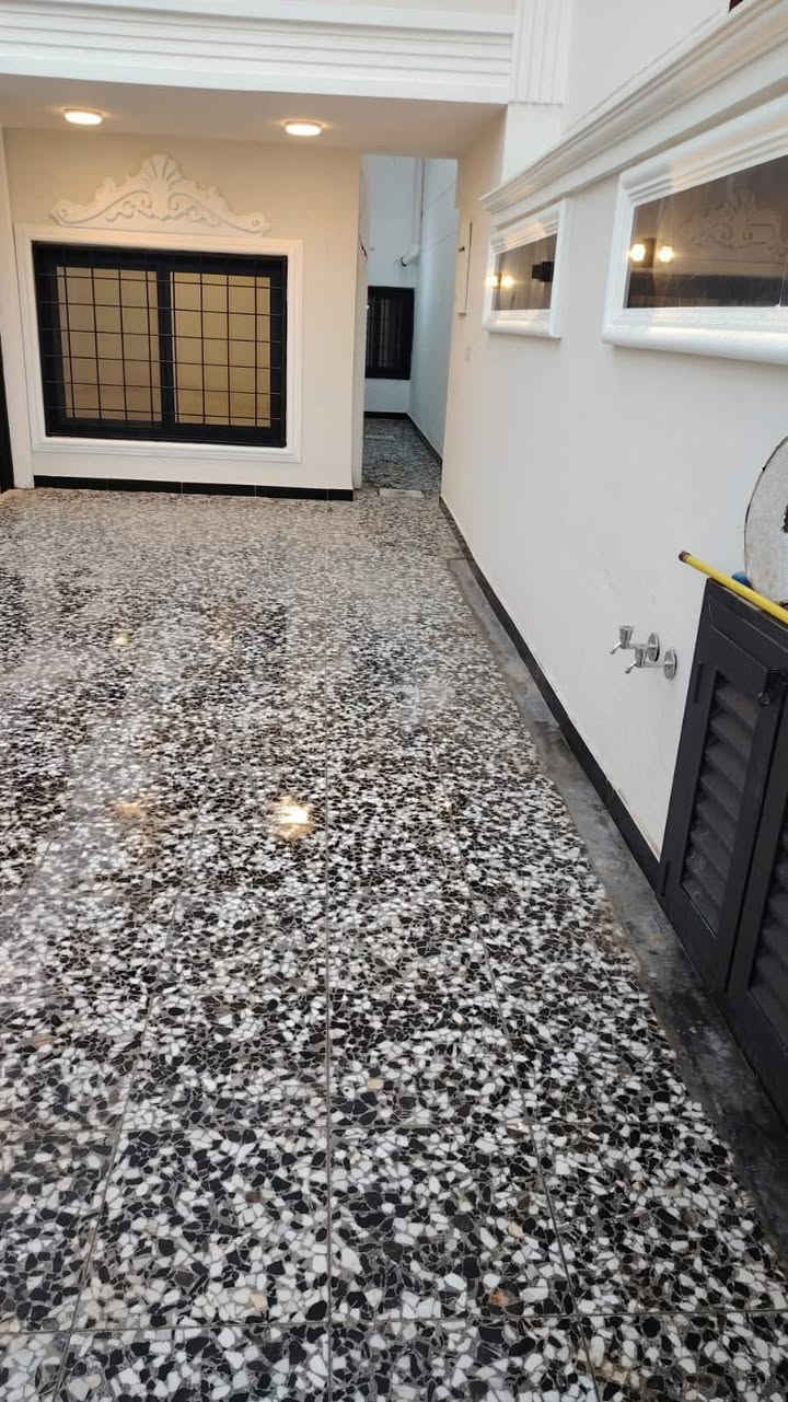 السلام عليكم 

#دار_للايجار 🏠

الموقع الامين قرب صيدليه ضياء المساحه ( ١٢٠ ) متر 📍

طرمه + هول + مطبخ + خدمات 

الطابق الثاني غرفه نوم + حمام + سطحين عالي وناصي 

السعر ( ٦٠٠ )

*********** امير عقار☎️
