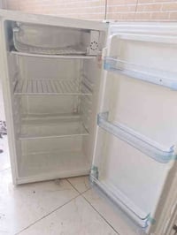 ثلاجه مكتبيه • ٦ قدم • ضمان الشغل