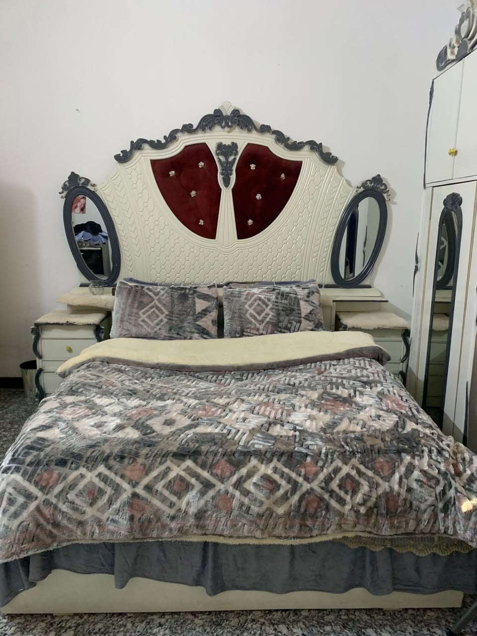 السلام عليكم عندي ها الغرفة عراقيه على تصميم تركي مستعمله شي قليل ونظافه ١٠٠/١٠٠ مكان بغداد اليوسفية سعره مليون 100 واكو توصل بكروه


**إذا كنت صاحب هذا الإعلان وتريد حذفه لأي سبب، رجاءا أرسل رسالة إلى الدعم الفني**