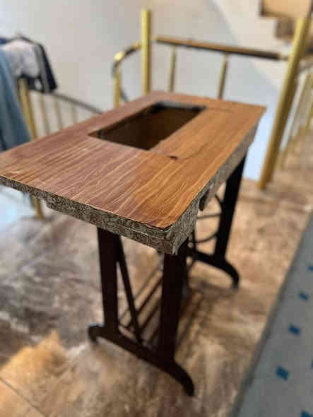 ميز مكينة للبيع 
***********
