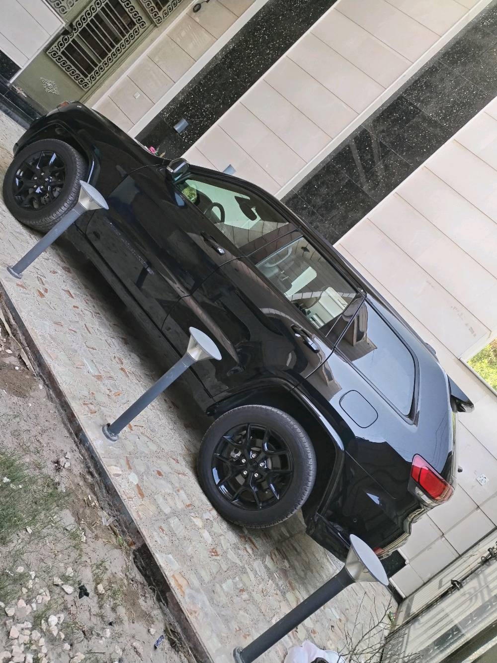 جيب كراند شيرو كي الفئه الثمانينيهth80  موديل 2021 وارد ماشيه 42 ميل  رادار امامي بيها صبغ نص احزام اثر شخوط  حادثها الجاملغ الايسر   لغود شاصي  ايرباكات كلهن مكفولات السياره باسمي واني مستوردها واني مصلحها .سياره ماناقصها اي شي   مراوس برادو  حسب الاتفاق  عنواني بغداد 