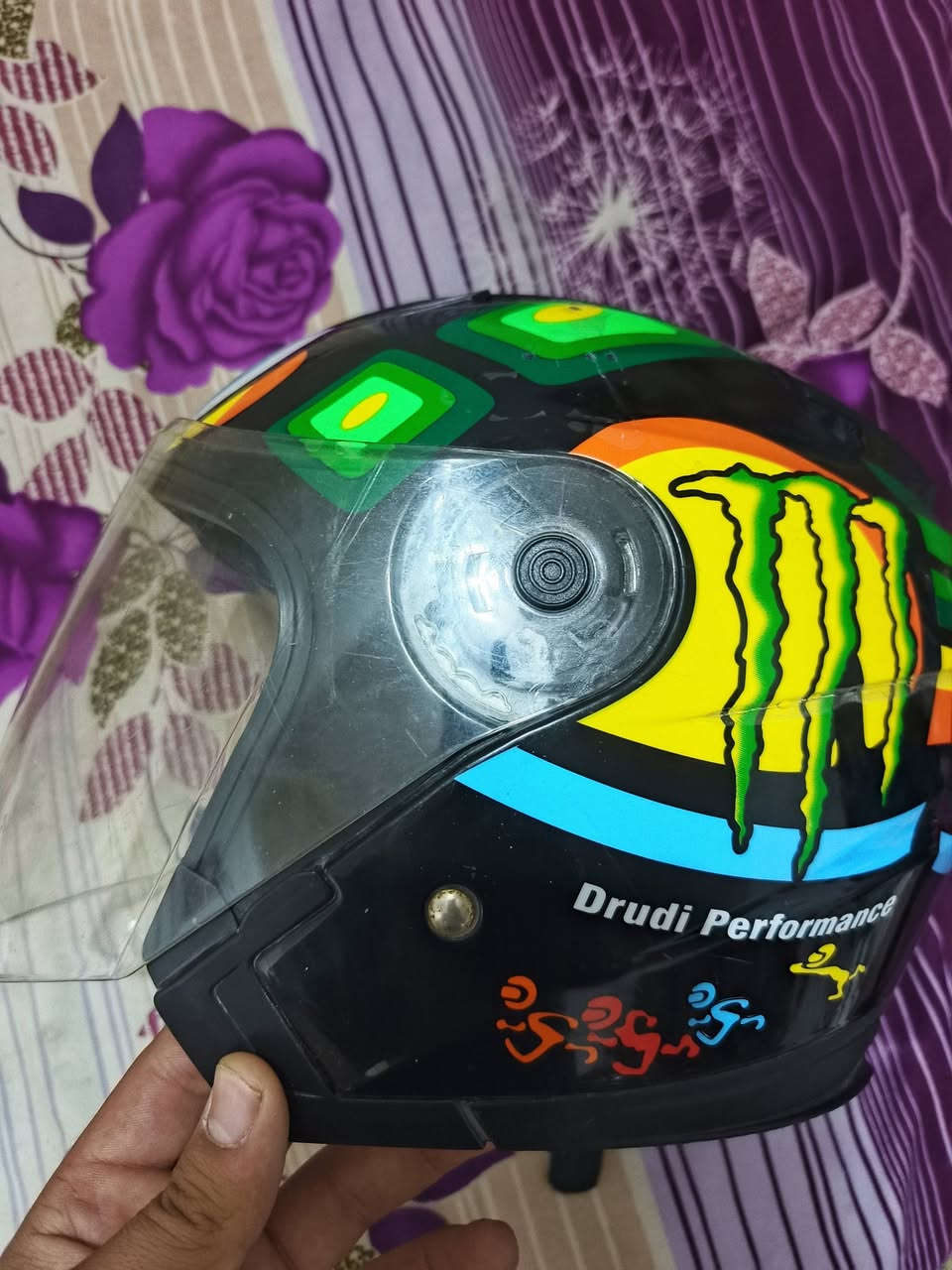 سلام عليكم
خوذه حلوه مرتبه بيهه كسر مثل ماموضح بلصوره والباقي كله نضيف سعرهه20وبيهه مجال قليل مكاني الحريه الثانيه ***********موجود بكل وقت
