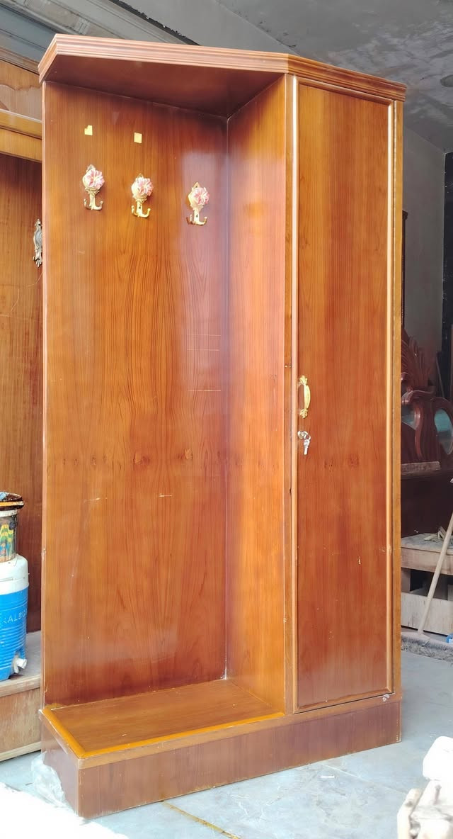 غرفة ٦ابواب ملحق تزكام ام الدنك صاج داخل وخارج حتى الضهر صاج جرجوبة السعر ٥٥٠ الأرتفاع مترين ونص والعرض ٣امتار ونص مكاني بغداد الشعلة هاتف *********** وبيه واتساب موجود توصيل بكروة بغداد فقط
