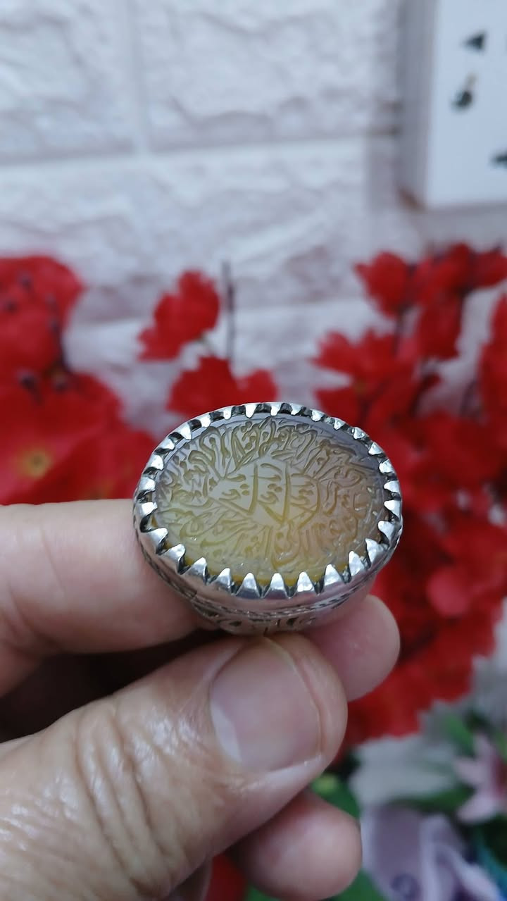 اللهم صل على محمد وآل محمد
خاتم متوج بحجر عقيق يماني اصفر قديم وأصلي بصياغة يدويه جميله وثقيلة للبيع مكاني بغداد


**إذا كنت صاحب هذا الإعلان وتريد حذفه لأي سبب، رجاءا أرسل رسالة إلى الدعم الفني**