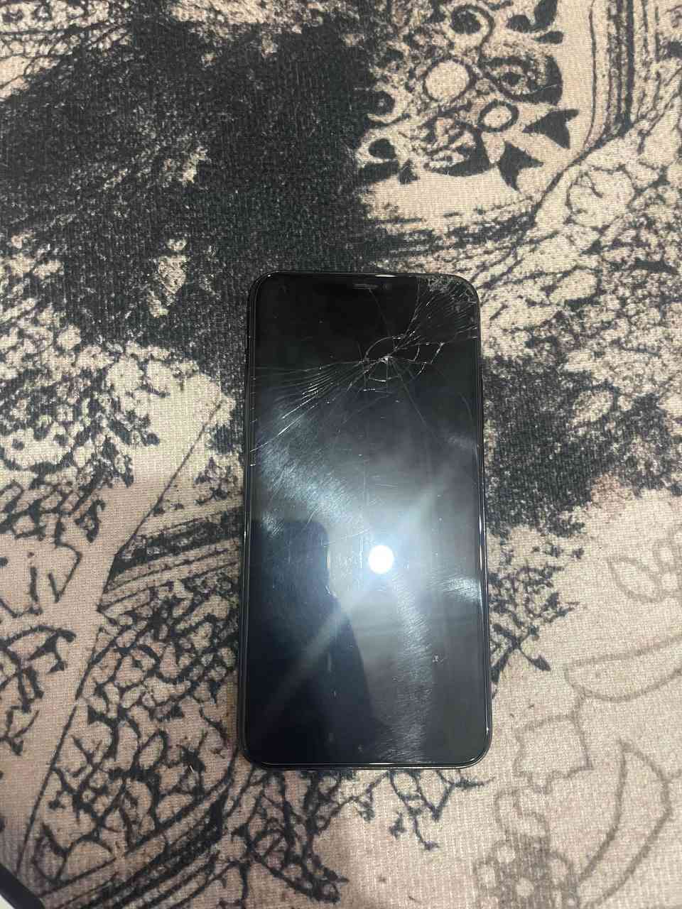 السلام عليكم
جهاز iPhone 11 Pro Max 
ذاكره 256
بطاريه 90 بلادي 
تك 
الجهاز كله نضيف بلادي 
فقط كسر بإلجامه تتبدل ب 35 الف 
وبسبب الوكعه ضهرت علامة الشاشه غير معروف امه الجهاز بلادي شرط ممبدل بي شي السعر 250 وبي مجال قليل
***********
