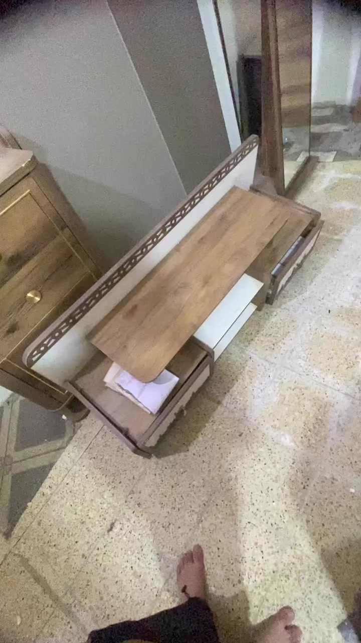 سلام عليكم غرفه نوم 8 قطع بس ميز لبلازما من جوه مكسور لباقي غرفه نضيفه حاليا مفصخه
لغرض الانتقال  سعرها 450 مكان بغداد رئاسة العبيدي 
***********
