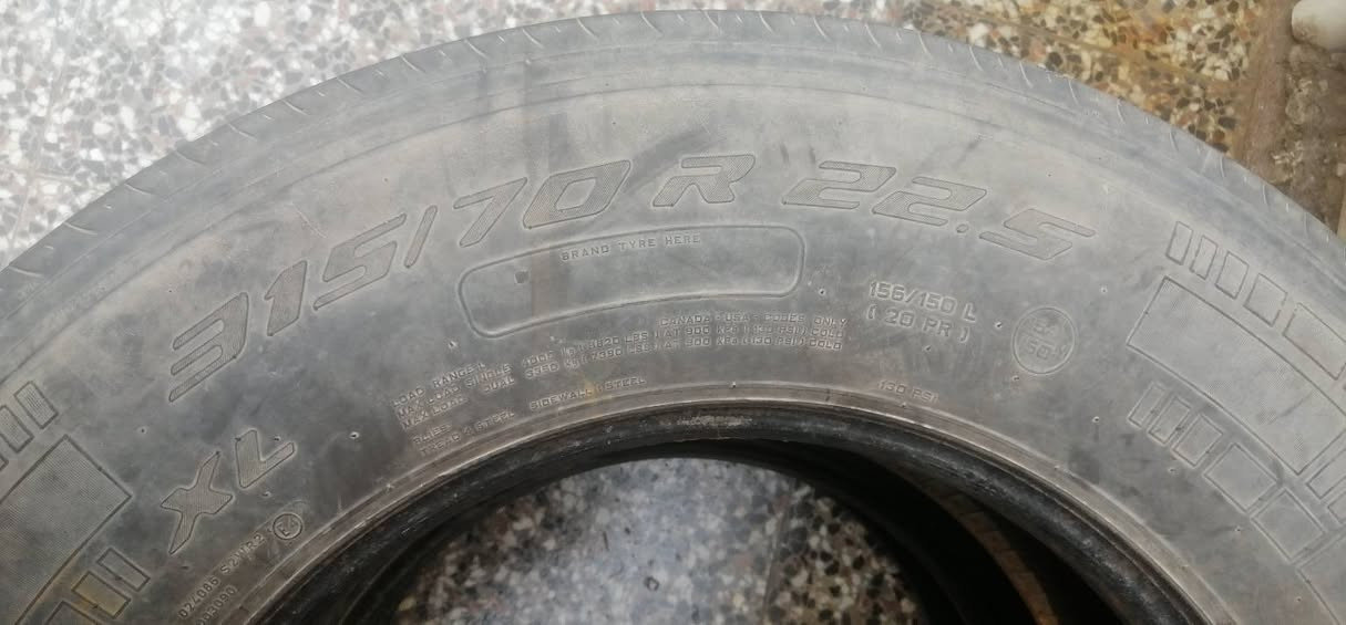 السلام عليكم. للبيع زوج تاير نضافة ٧٠ 0/0 الحجم ٢٢.٥  على ٧٠ على ٣١٥. السعر ٢٠٠ وبيه بسيط. ***********
