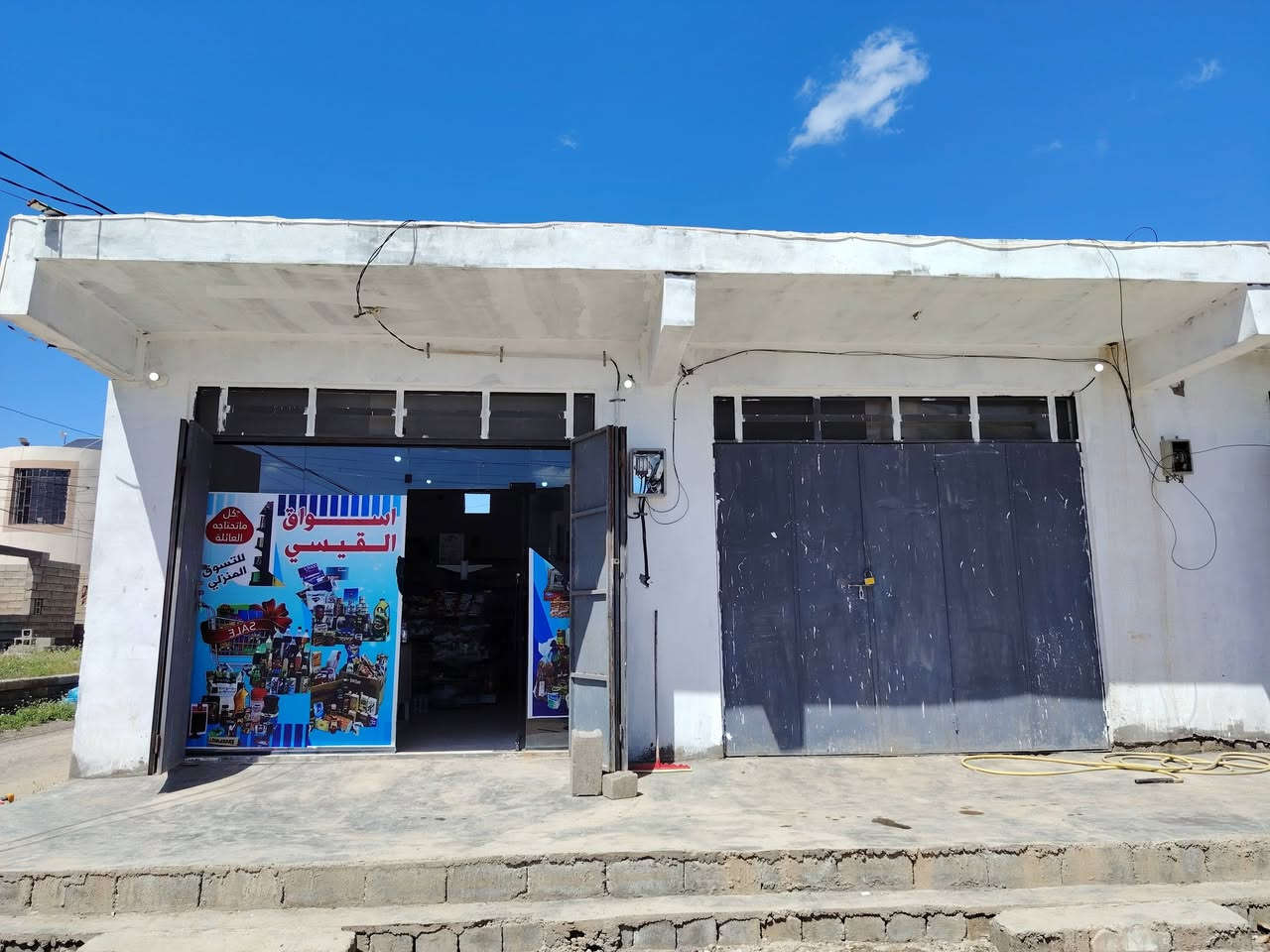 للبيع في منطقة روتانا قرب قاعة روتانا للمناسبات
أسواق متكامله من الرفوف والبرادات والمجمدات 
و عوارض الاجباس كل ما عليك تجيب مسواك وتفتح
علما حتى الكامرات مركبه وجاهزه وحاليا مفتحين ودا نسترزق والحركه خير من الله لكن الضروف اجبرتني على البيع 
السعر(7)مليون للتواصل ***********
