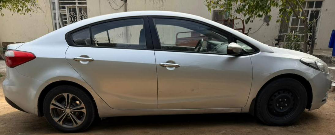 كيا سيراتو للبيع بيها مكانات صبغ عدى القماره مكفوله من الضربه والگلبه والشواصي سياره جديده ومكفوله من كلشي محرك كير تبريد حداديه محرك ١٦٠٠ سياره متل جنيان سنويه ورقم جديد السعر ١٠٠ وبيها مجال للشراي المكان النجف الكوفه للاتصال ‏‪***********‬‏
