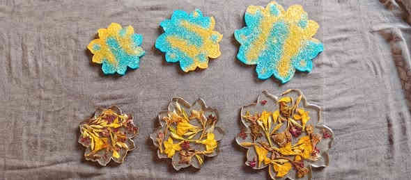 بە ناوی خوای گەورە.. سڵاو بەرێزان ئەم ئەشیانە هەمووی بۆ فرۆشتنە و دەستکاری خۆمە و ئامادەیین بۆ چاککردنی هەموو جۆرە ساعەتێکی دیواری شیرینی خۆری چوکەلیات 
و تەپلەکی جگەرە و سینی و ژیر لیوانی و مەدالیای فسفۆری بە هەر رەنگ و شێوازی دلخواز کە دەتوانین رەسمی خۆت و خۆشەویستانت لە ناو ئەم ئەشیایانەی چاک دەکەم دابنێم دژە شکان و تێکچونن کە بە هیچ مادە و فاس و تێزابیش تێک ناچێت.... رانیە *********** بە ڕێزەوە لە خزمەتدام
