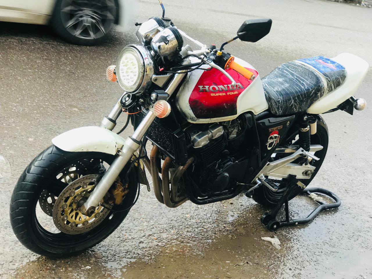 السلام عليكم بطح للبيعsb400 جيل اول محرك شرط صافي دمعه دراجه شرط شلعه و معدل والمحرك مفتوح كهربائيات كلها شغله تواير جدد المو شراي لا يراسل***********  السعر 1،100،000 مليون وميه الف وبي مجال
